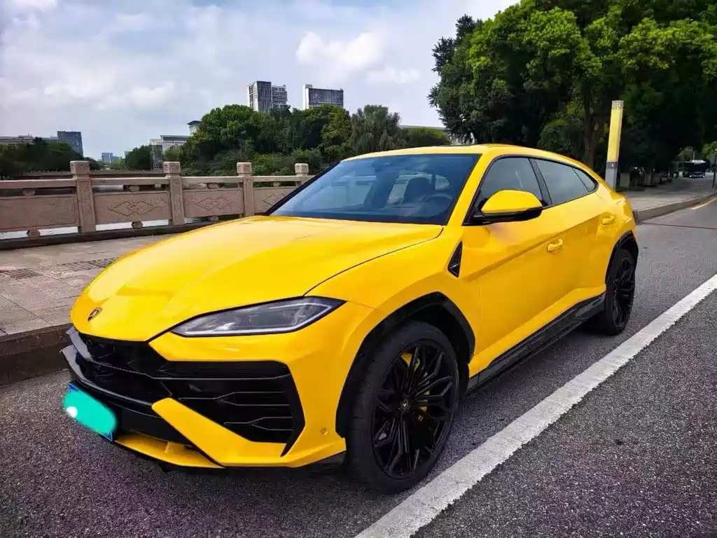 Lamborghini Urus SE 2026 — фото 1