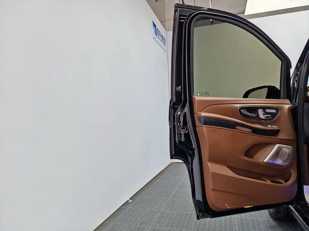 Mercedes-Benz V-Class 2022 — фото 13