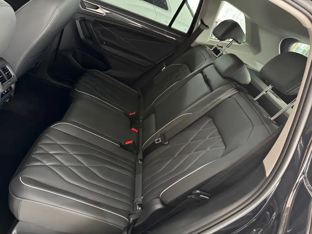 Volkswagen Tiguan L 2023 — фото 8