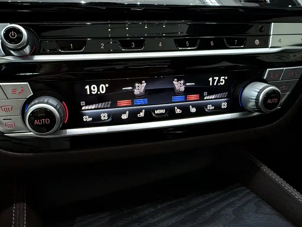 BMW 5 Series 2021 — фото 9