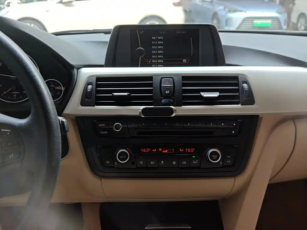 BMW 3 Series 2015 — фото 13