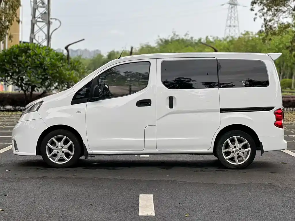 Nissan NV200 2017 — фото 5