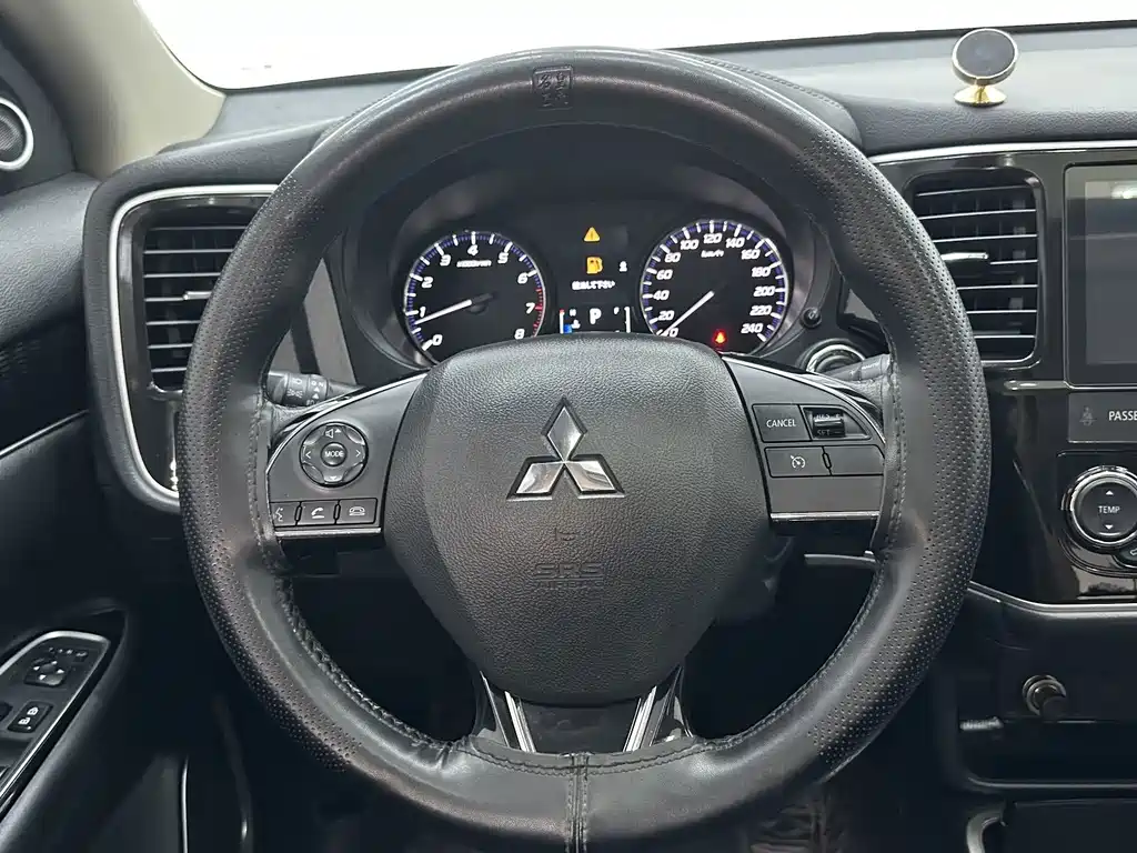 Mitsubishi Outlander 2022 — фото 12