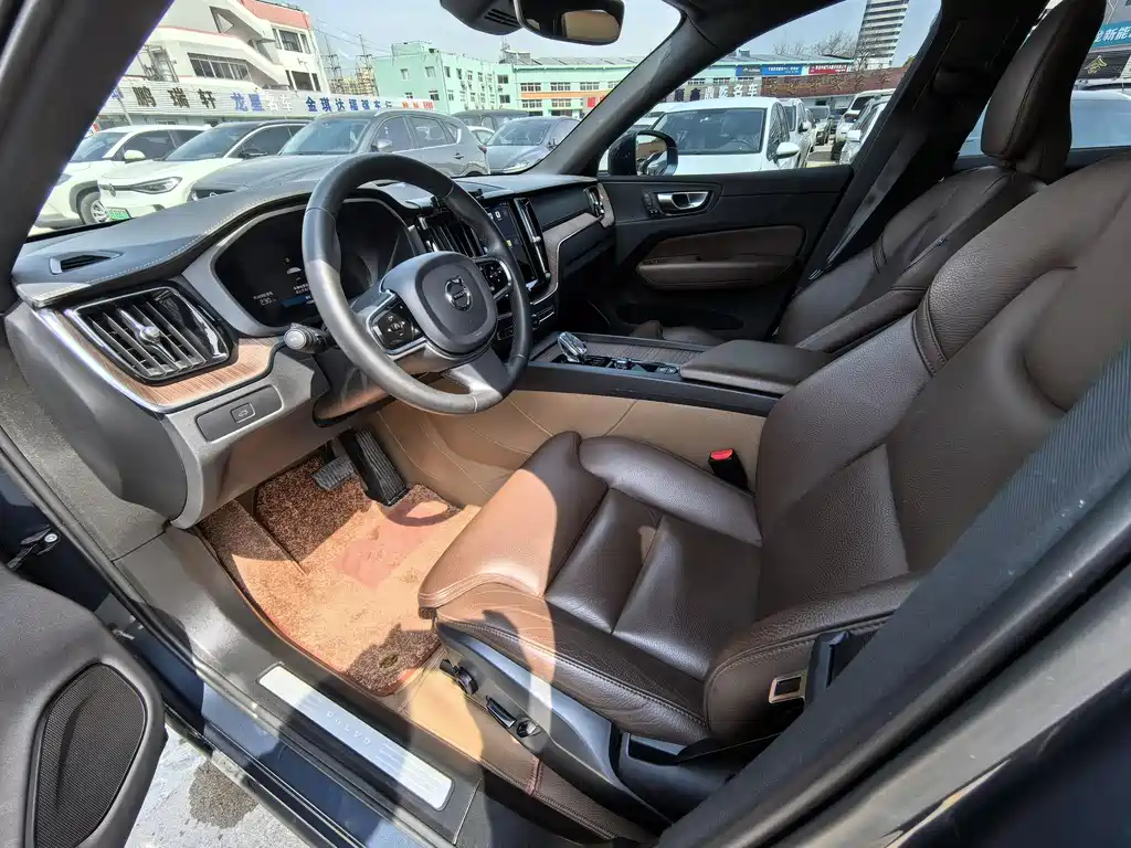 Volvo XC60 2023 — фото 20