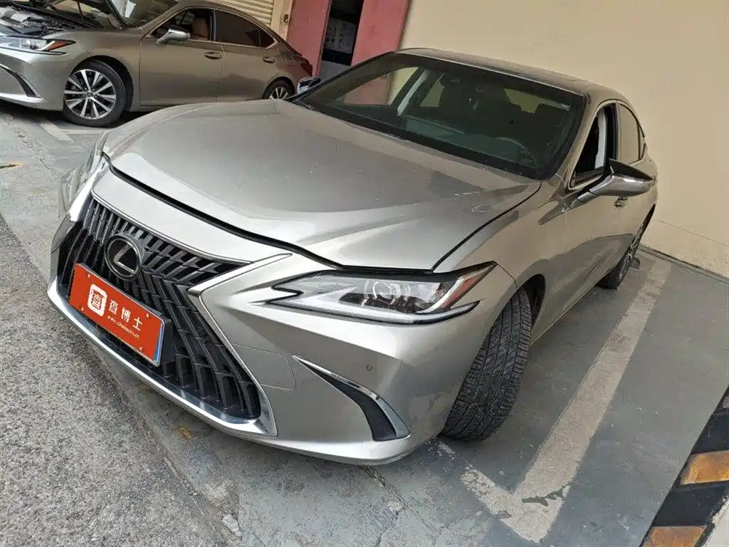 Lexus ES 2023 — фото 1