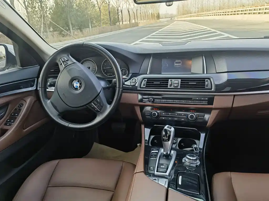 BMW 5 Series 2015 — фото 11
