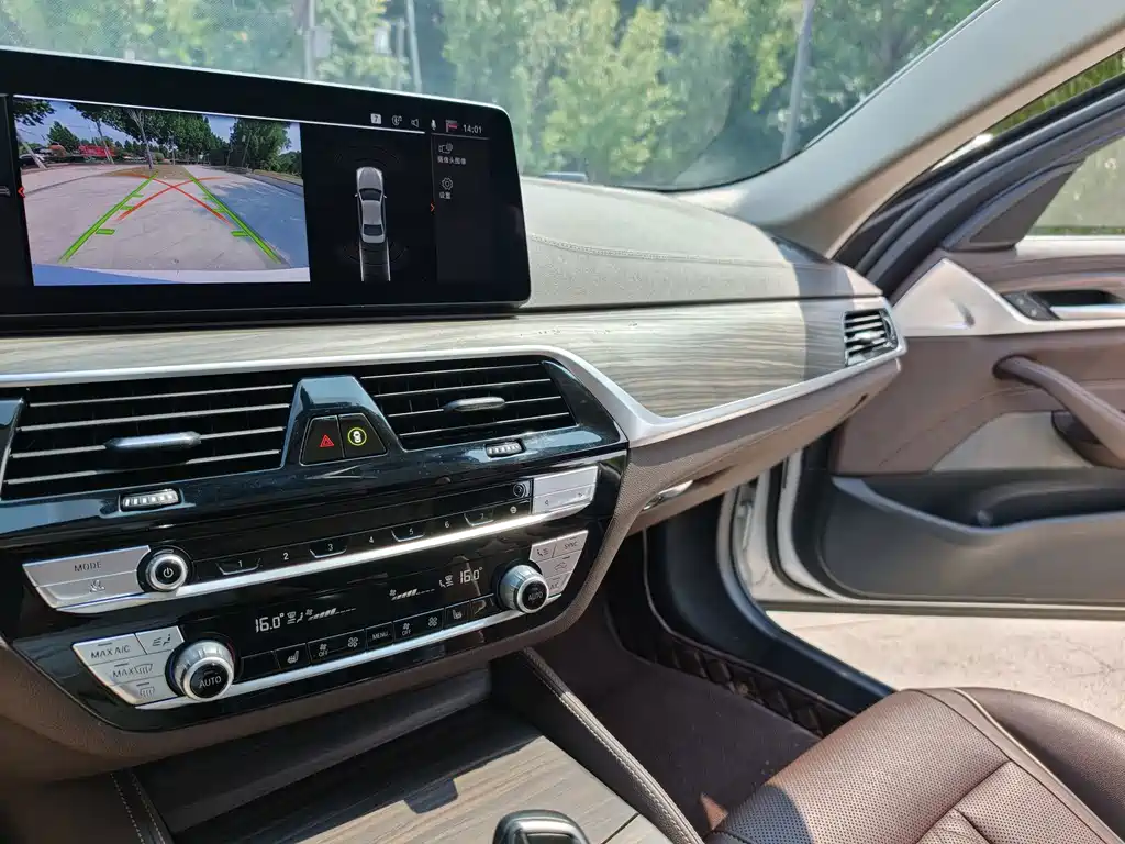 BMW 5 Series 2021 — фото 15