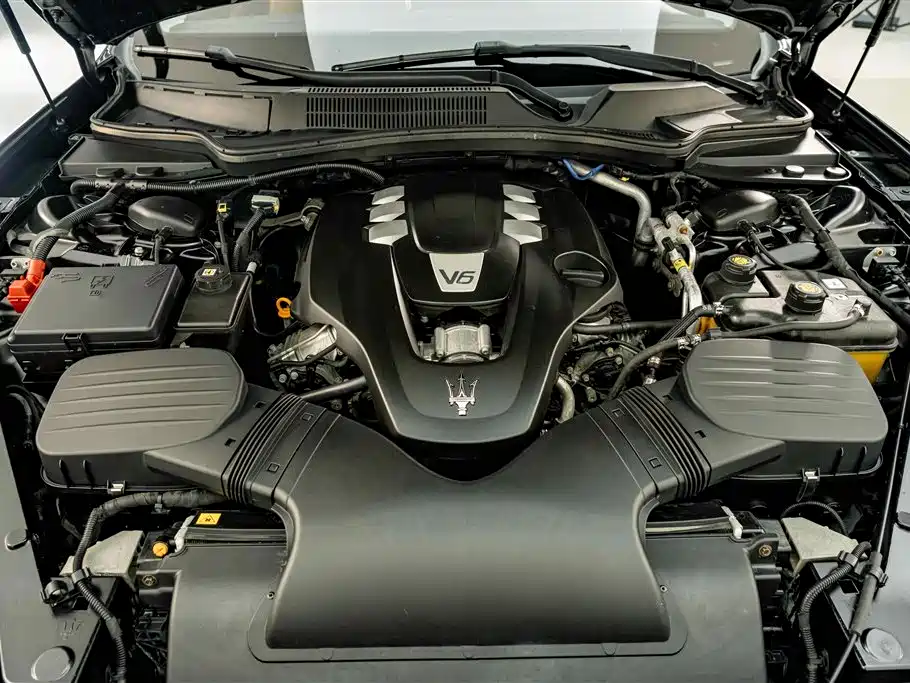 Maserati Quattroporte 2015 — фото 24