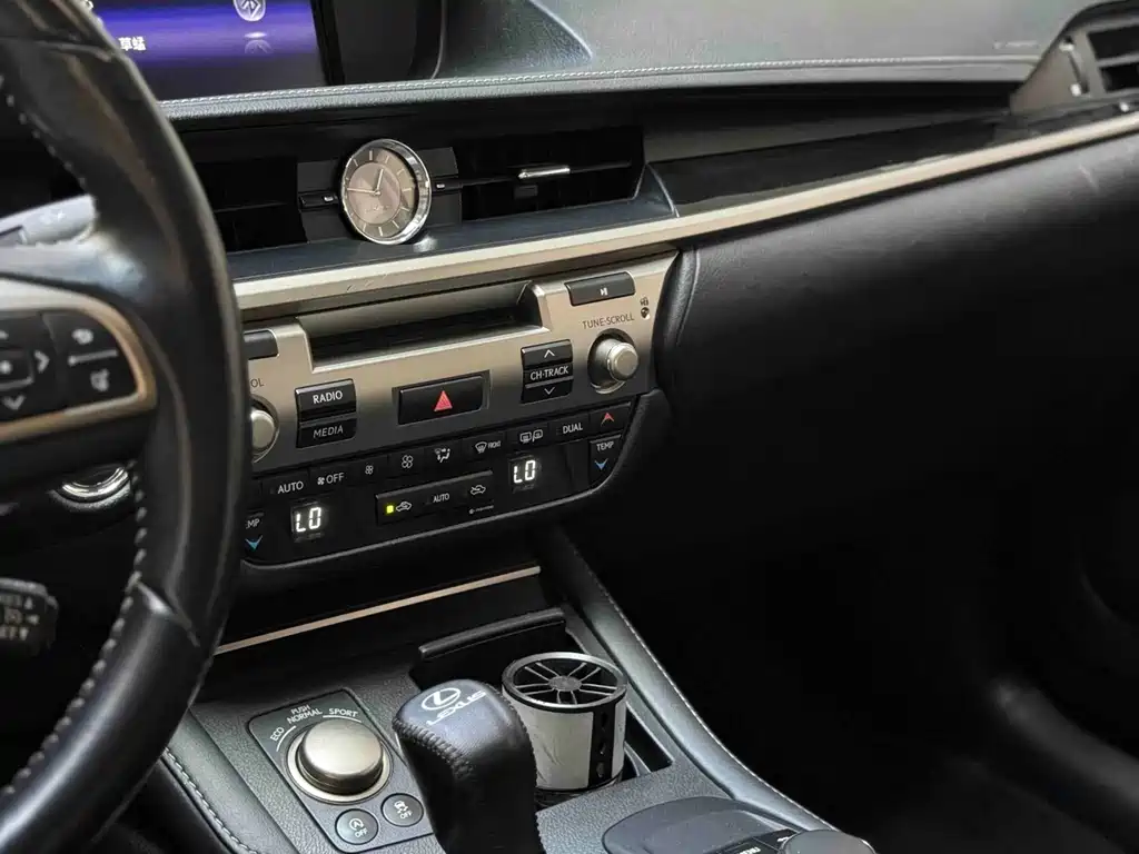 Lexus ES 2017 — фото 11