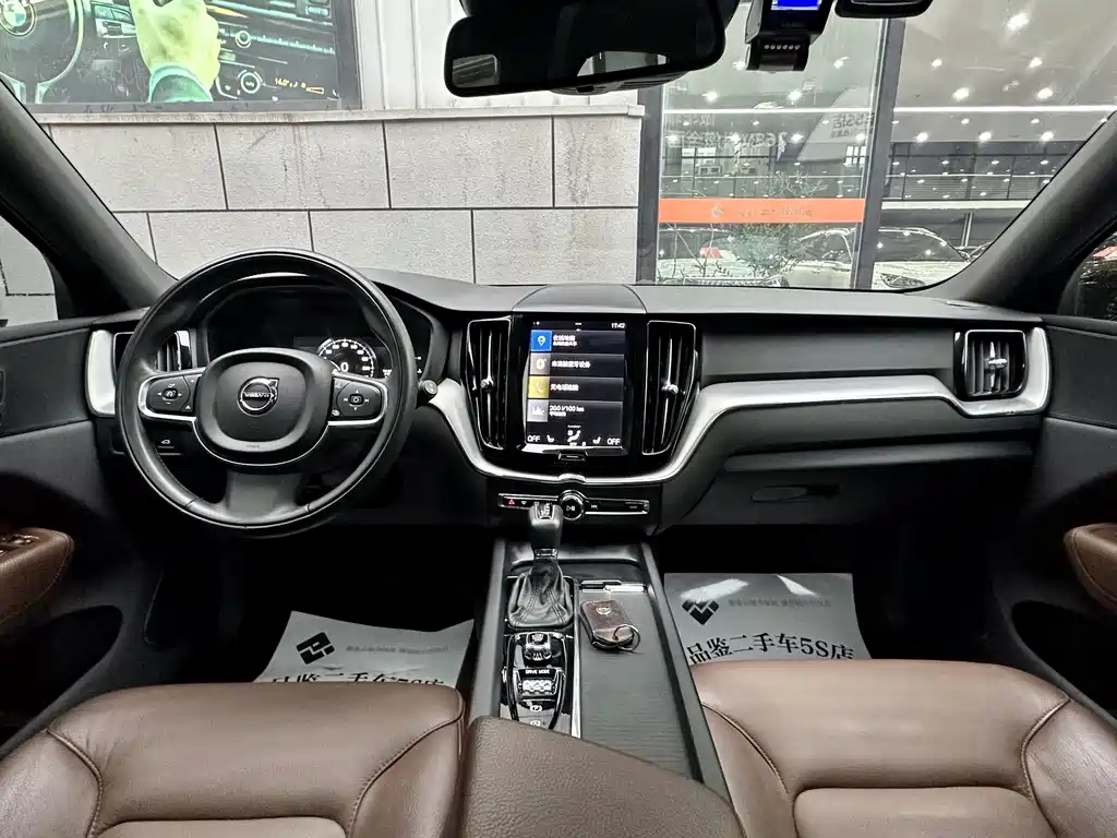 Volvo XC60 2021 — фото 9