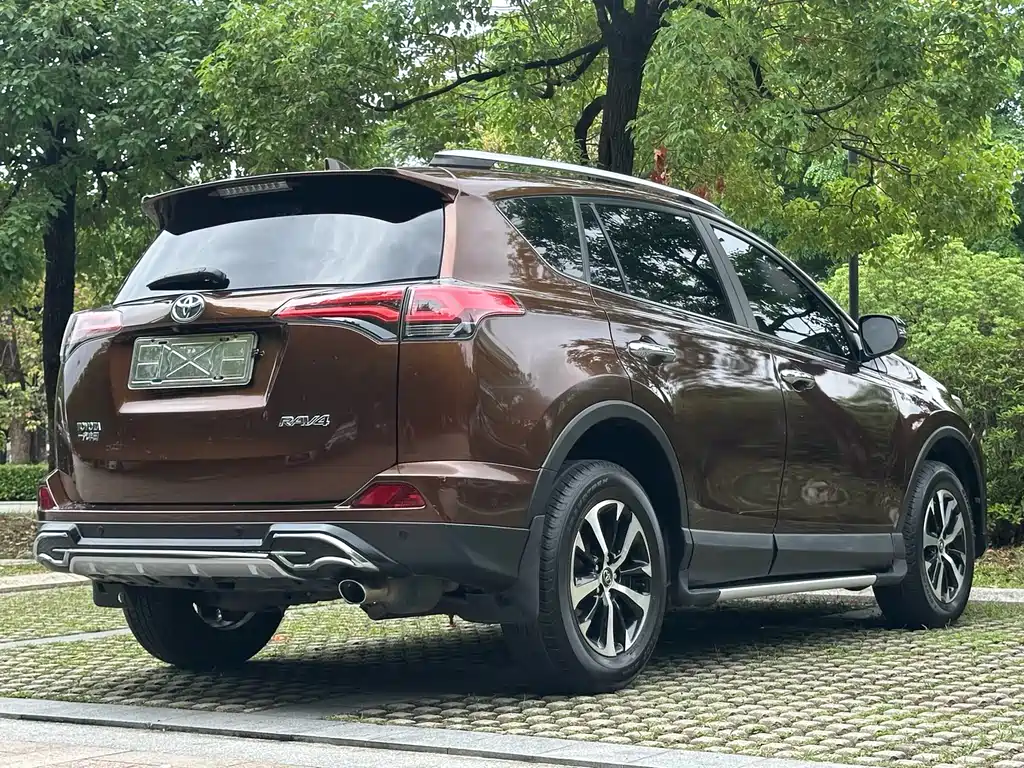 Toyota RAV4 2017 — фото 11