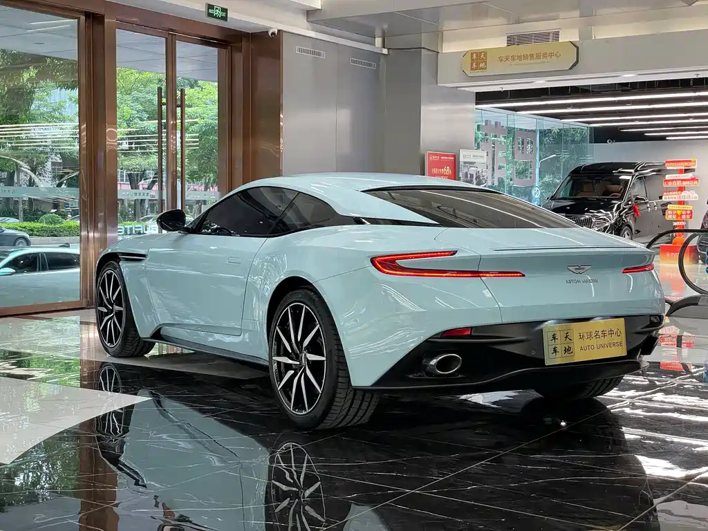 Aston Martin DB11 2019 — фото 17