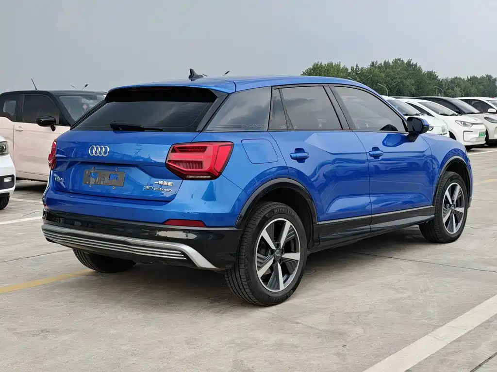 Audi Q2L E-Tron 2021 — фото 6