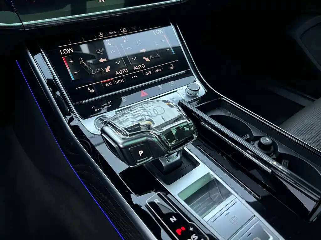 Audi A8 2021 — фото 13