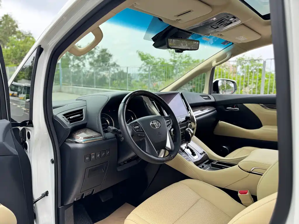 Toyota Alphard 2022 — фото 10