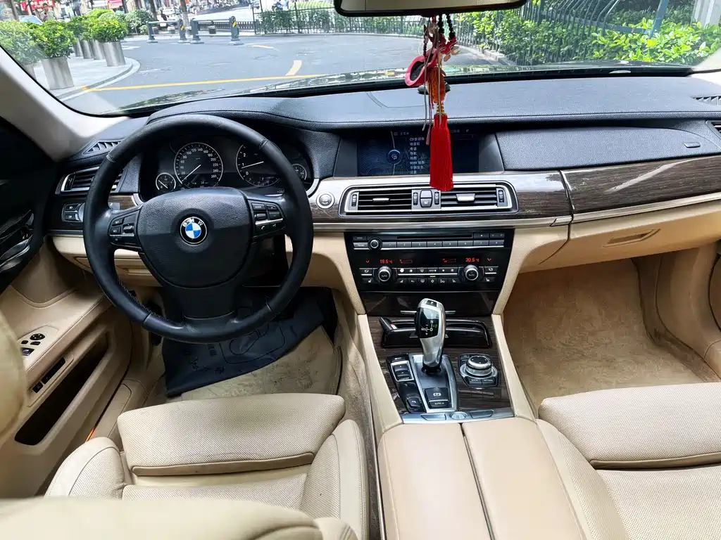 BMW 7 Series 2009 — фото 14