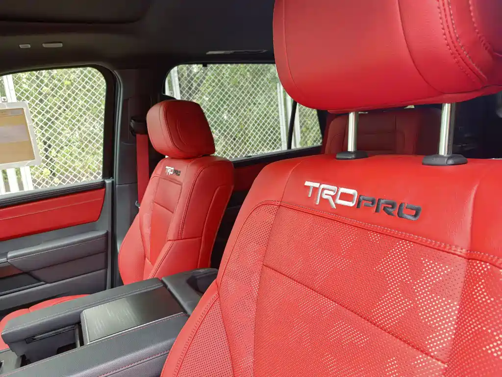Toyota Sequoia — фото 24