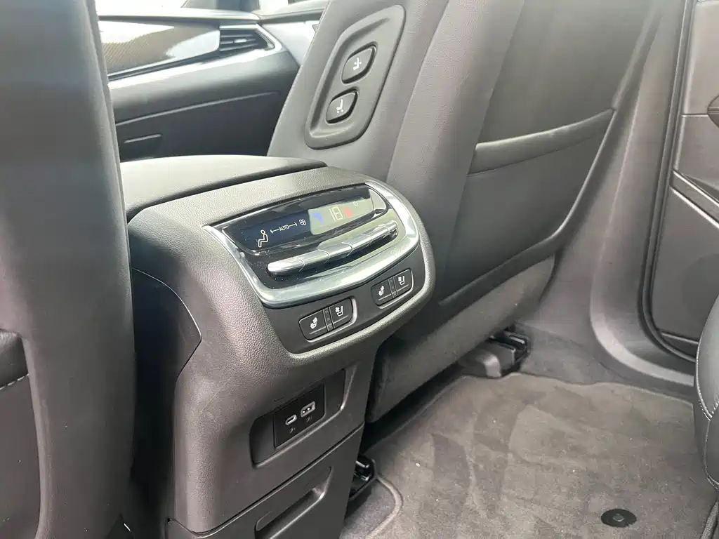 Cadillac XT6 2024 — фото 13
