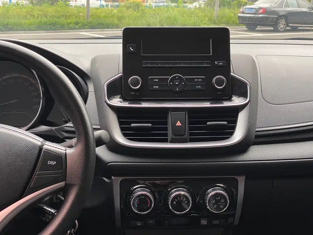 Toyota Yaris L 2023 — фото 15
