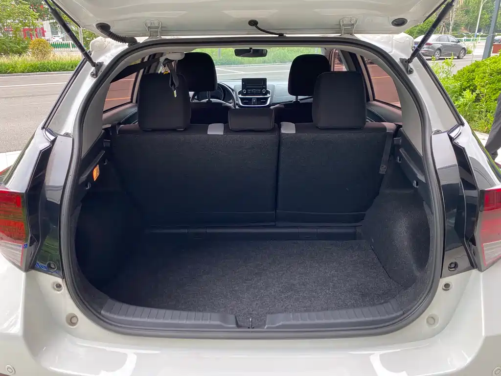 Toyota Yaris L 2023 — фото 20