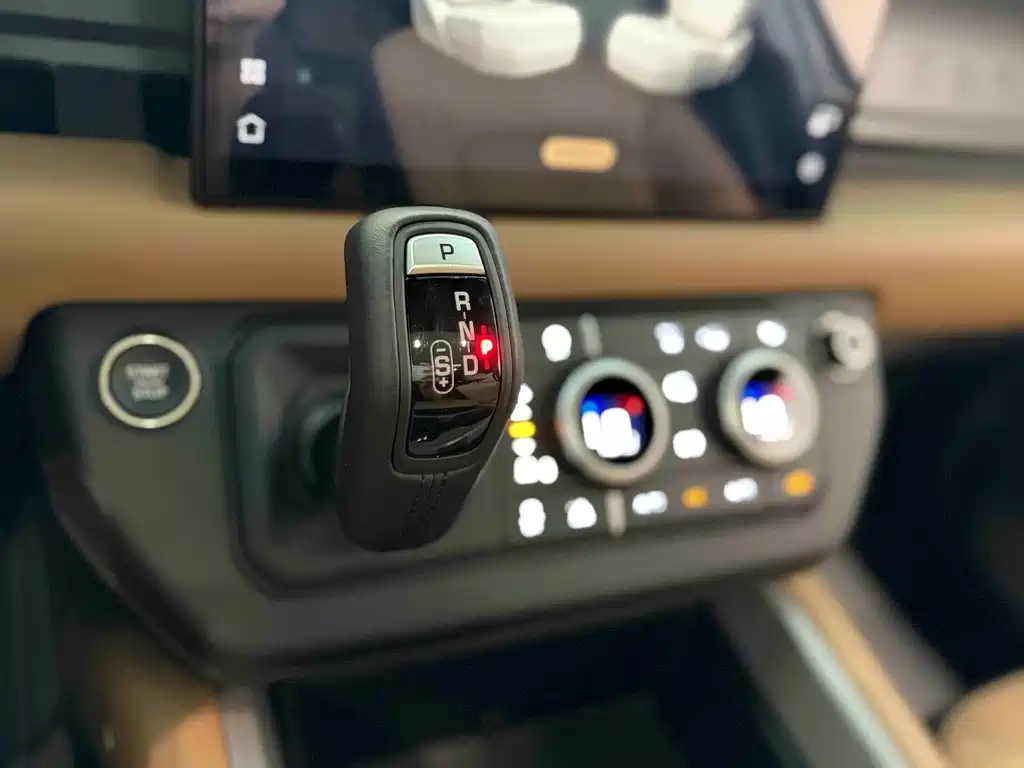 Land Rover Defender 2025 — фото 13