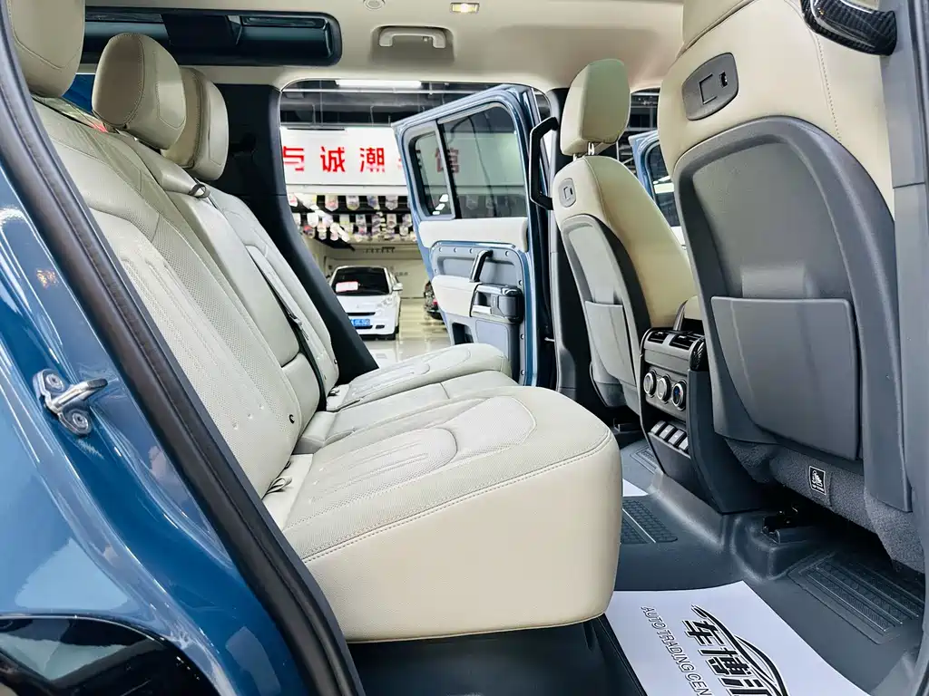 Land Rover Defender 2021 — фото 11