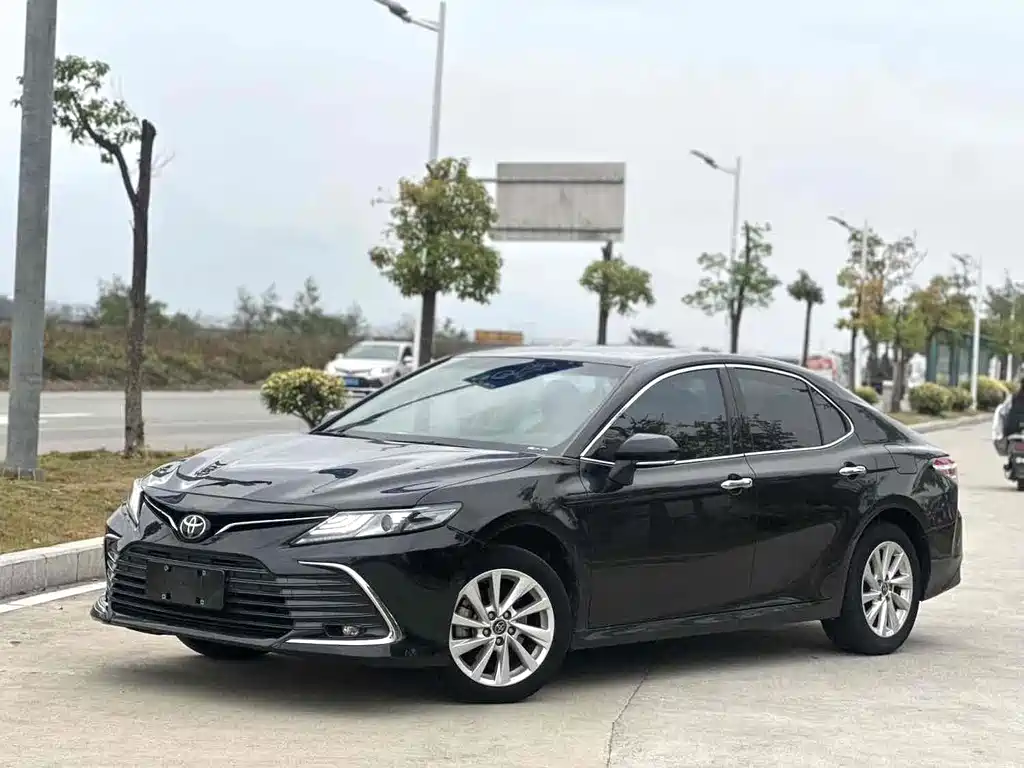 Toyota Camry 2022 — фото 1