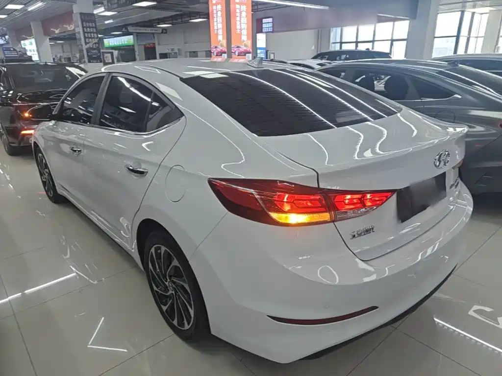 Hyundai Elantra 2020 — фото 5