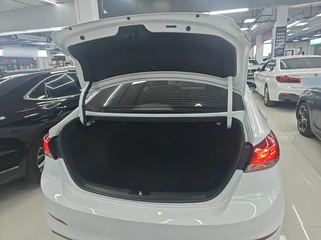 Hyundai Elantra 2020 — фото 19