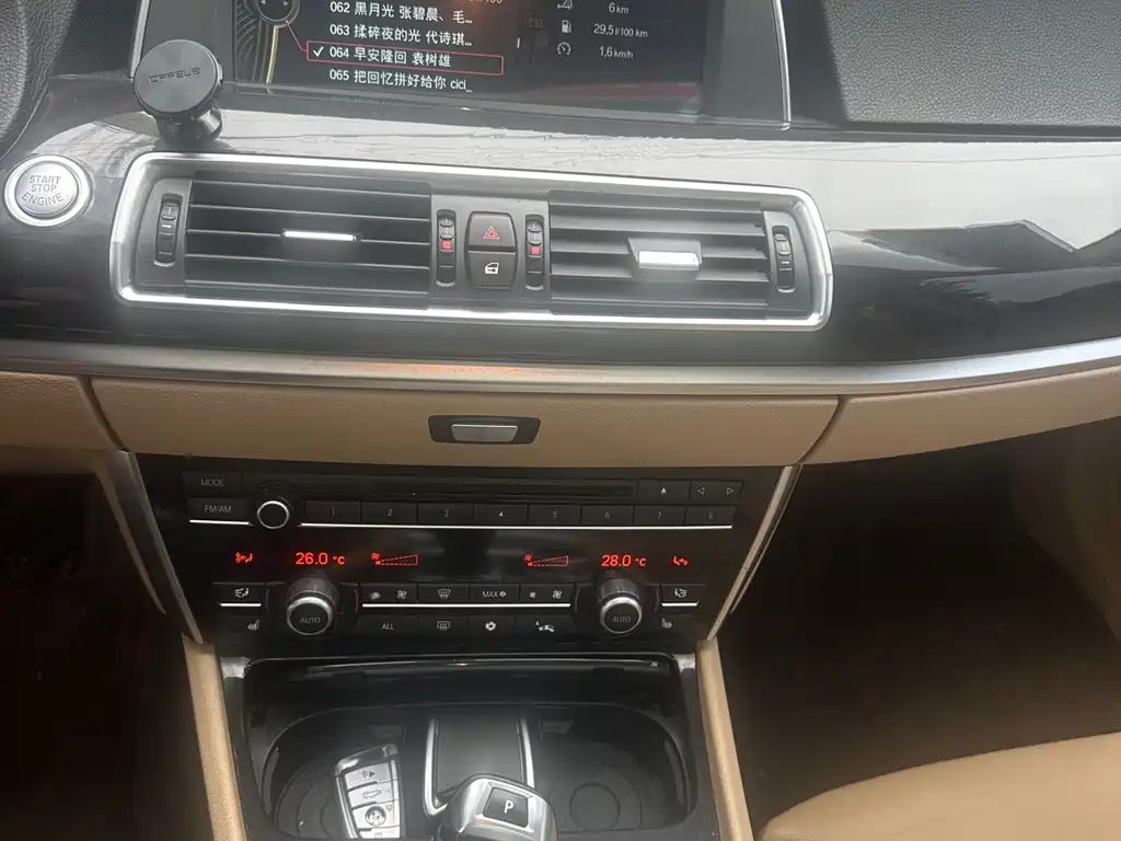 BMW 5 Series GT 2011 — фото 21