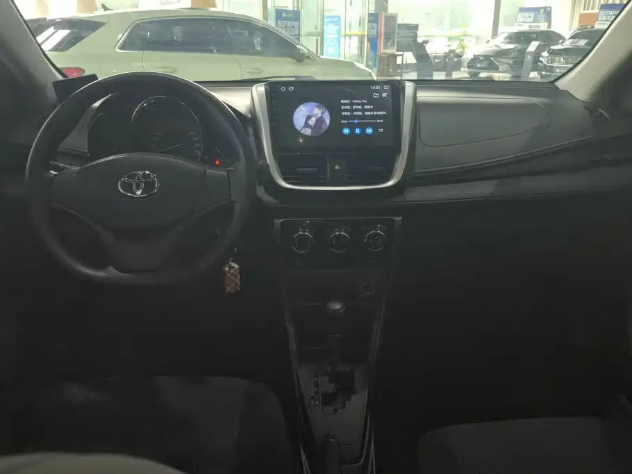 Toyota Yaris L 2016 — фото 12