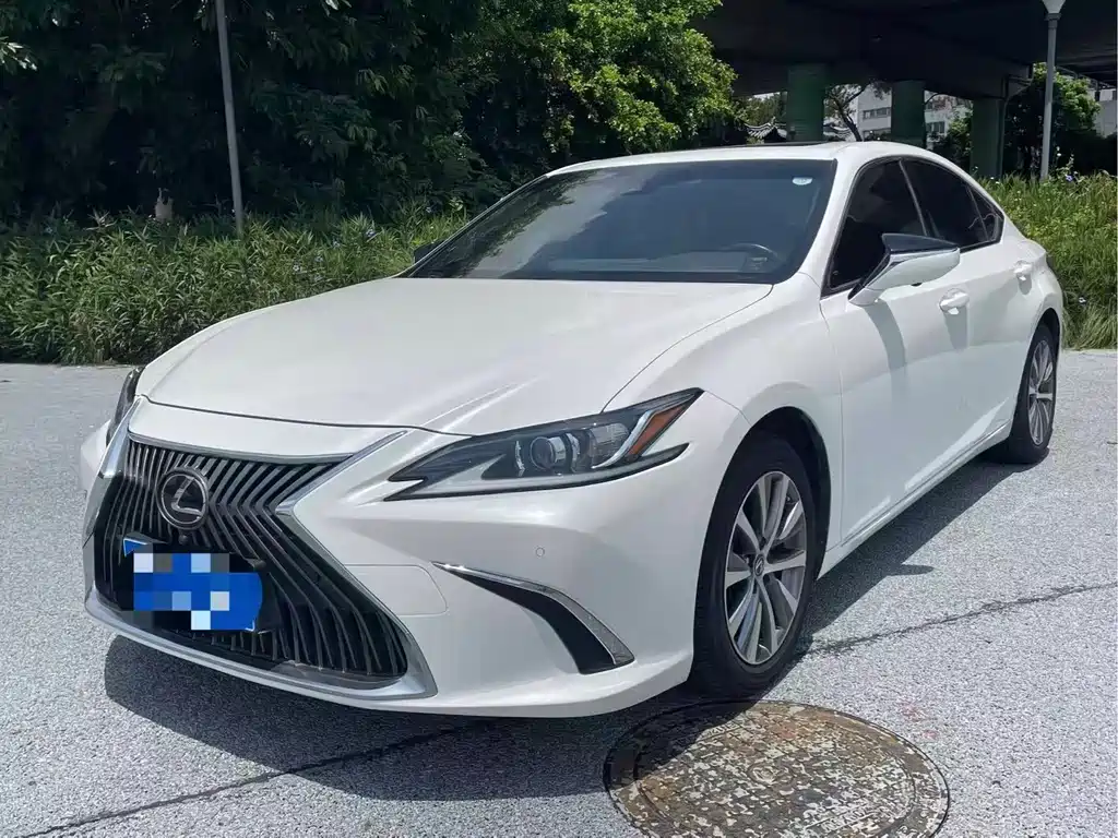 Lexus ES 2020 — фото 1
