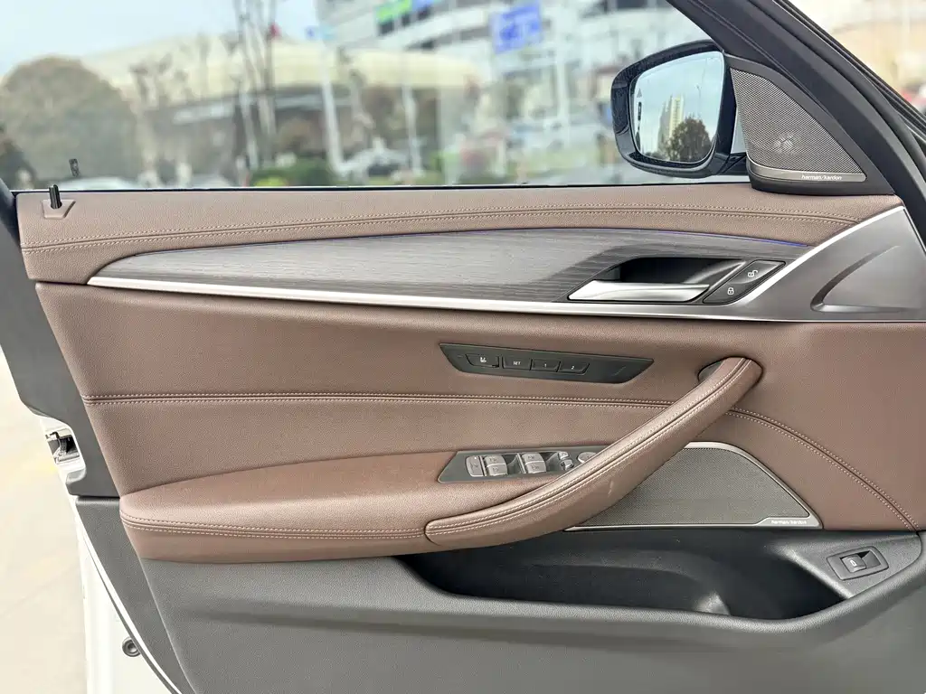 BMW 5 Series 2022 — фото 18