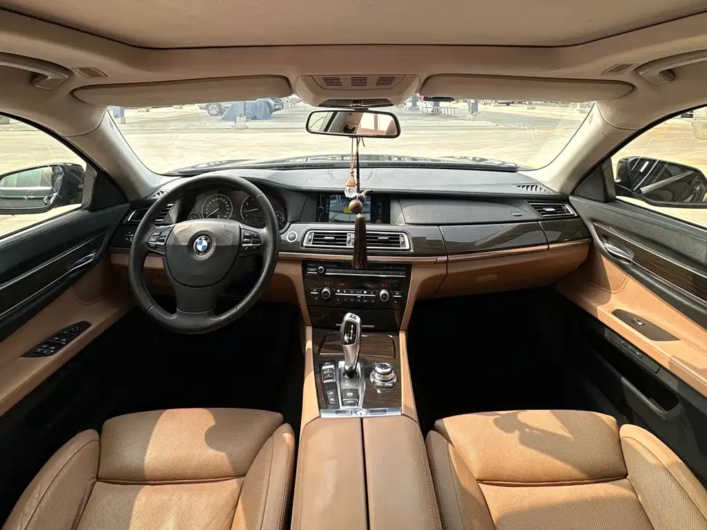 BMW 7 Series 2012 — фото 11