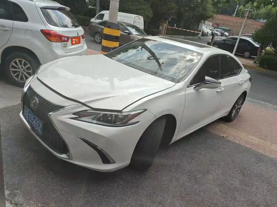 Lexus ES 2020 — фото 1