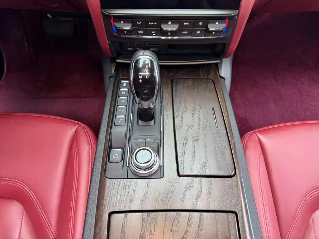 Maserati Quattroporte 2018 — фото 10