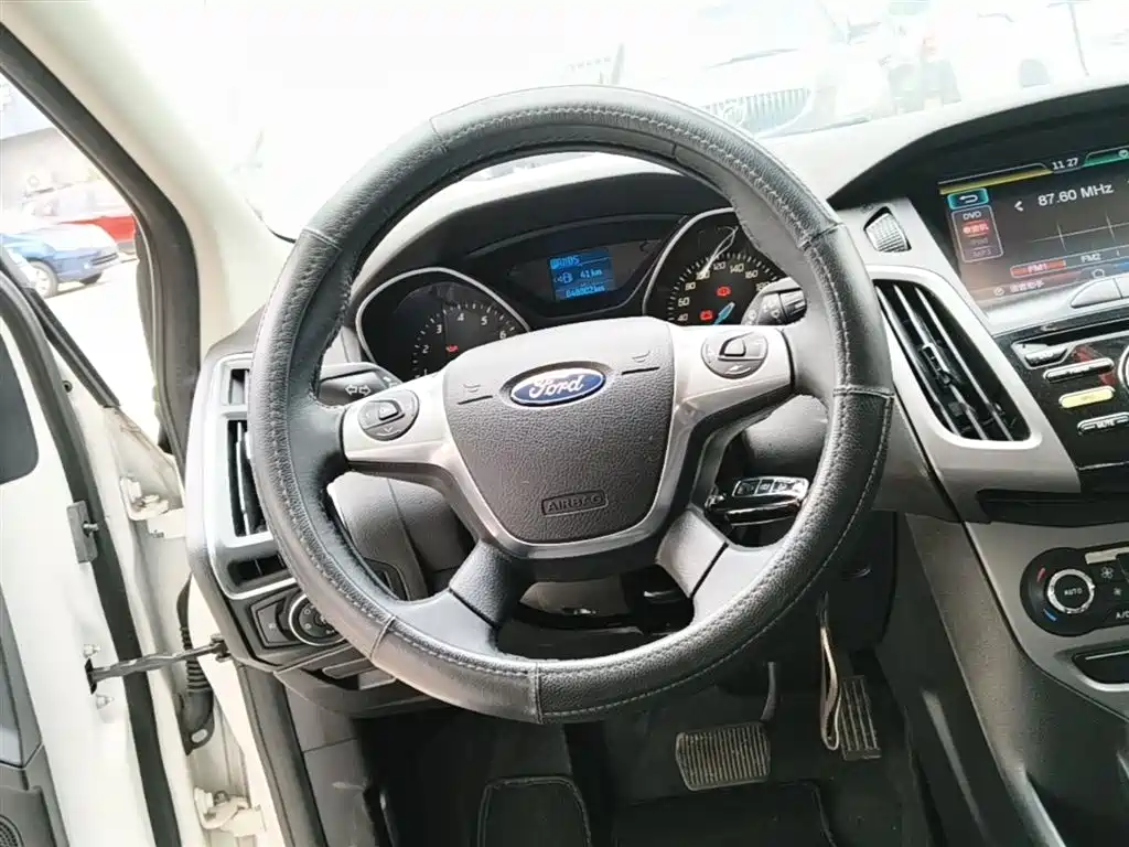 Ford Focus 2015 — фото 11