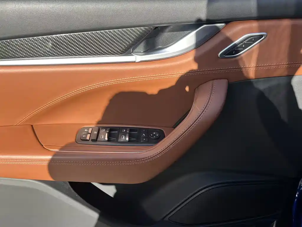 Maserati Levante 2017 — фото 13