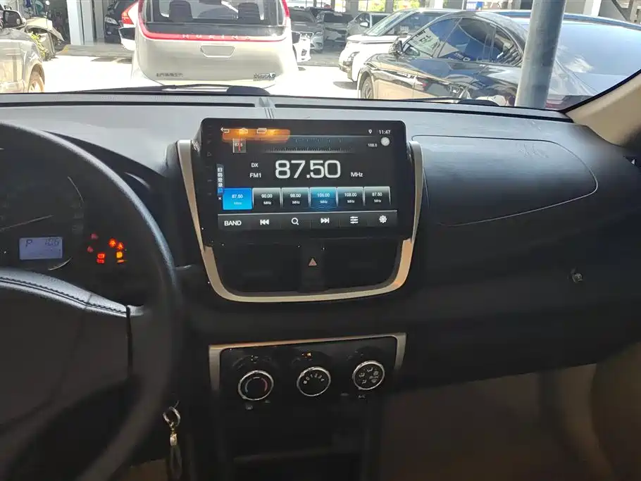 Toyota Yaris L 2017 — фото 13