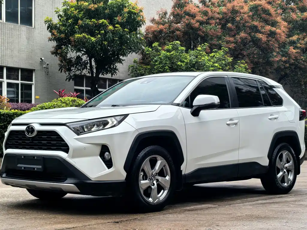 Toyota RAV4 2023 — фото 2
