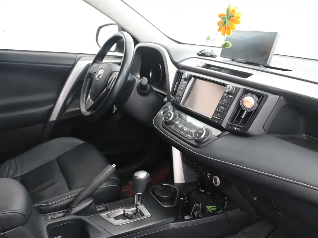 Toyota RAV4 2018 — фото 15