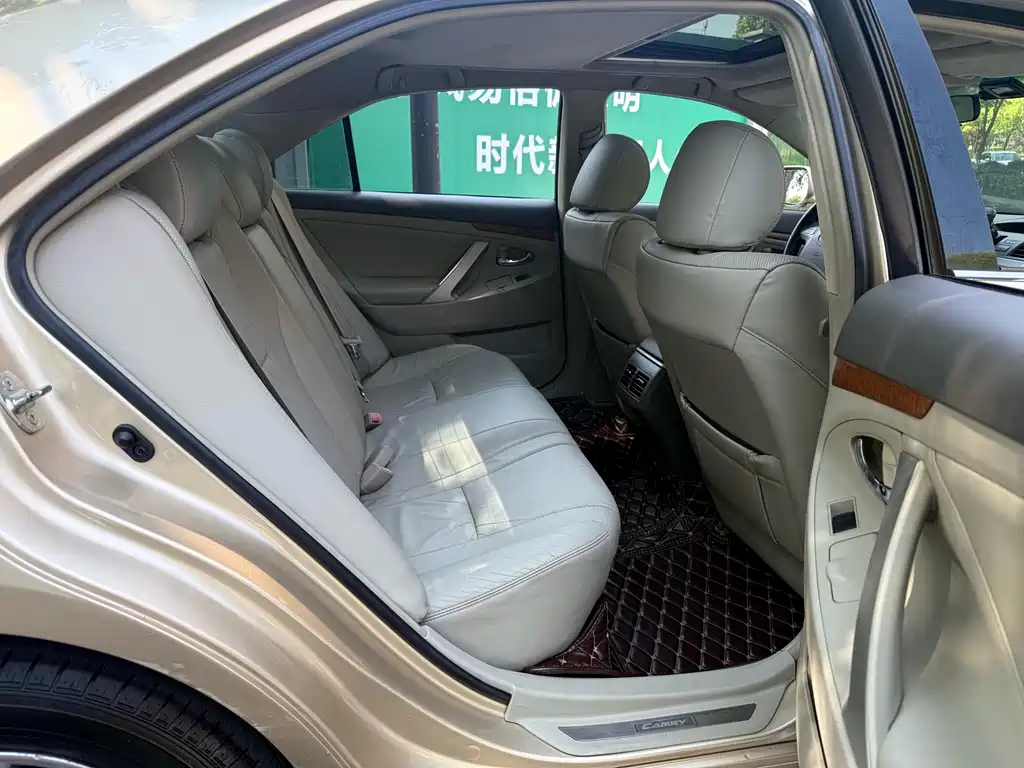 Toyota Camry 2010 — фото 12