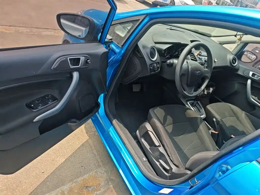 Ford Fiesta 2015 — фото 16