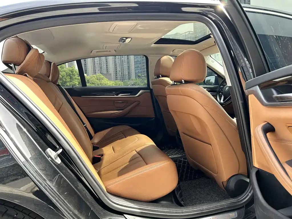BMW 5 Series 2018 — фото 11