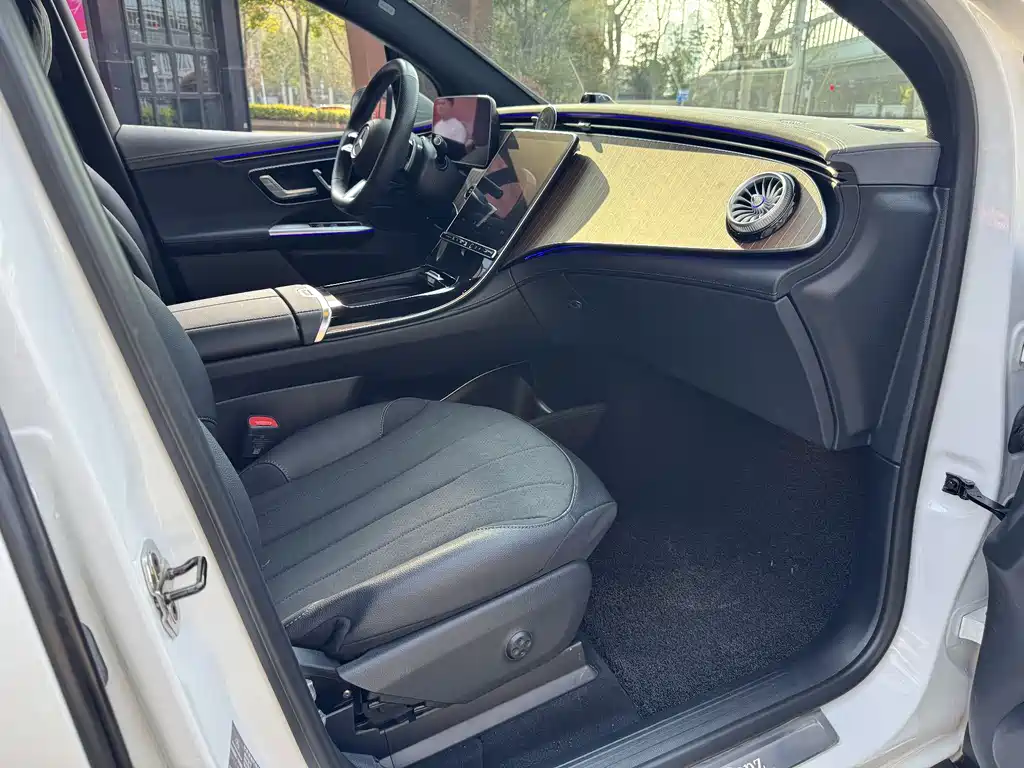 Mercedes-Benz EQE SUV 2023 — фото 11
