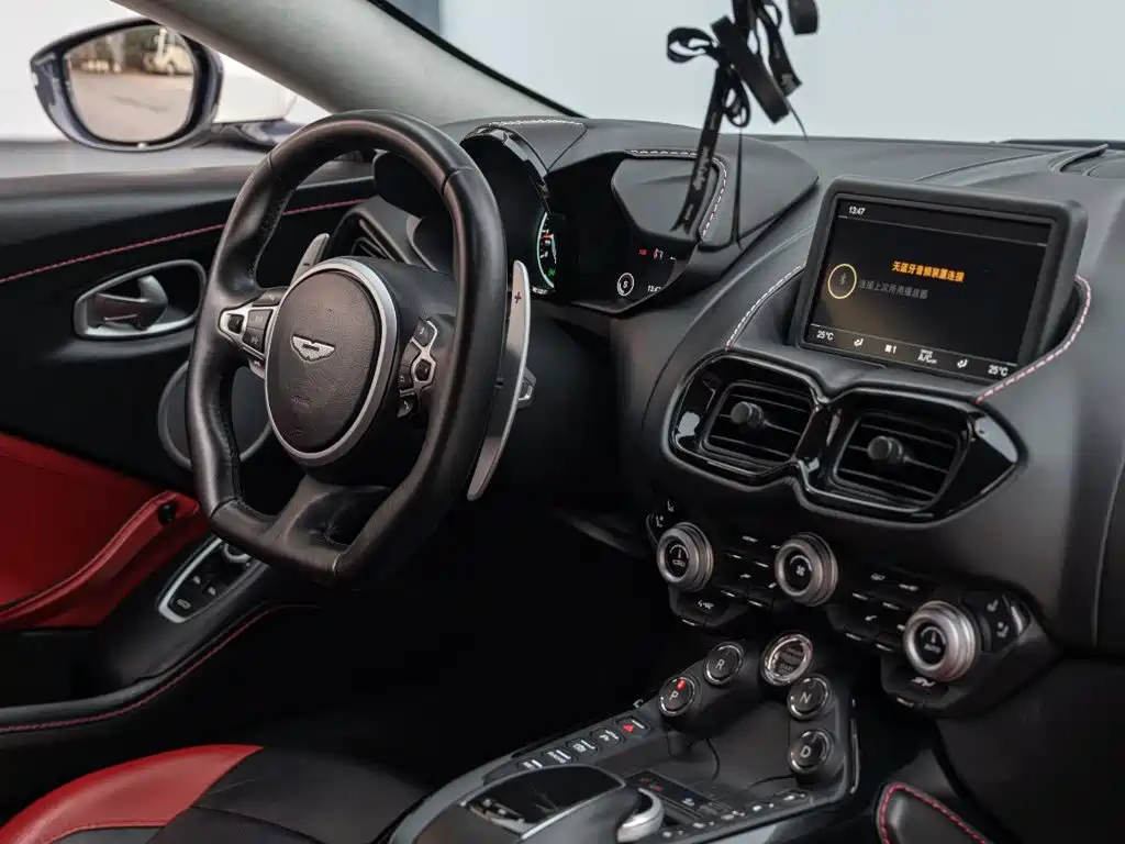 Aston Martin V8 Vantage 2019 — фото 10
