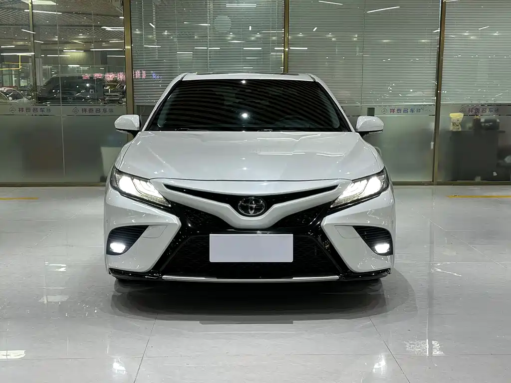 Toyota Camry 2021 — фото 2