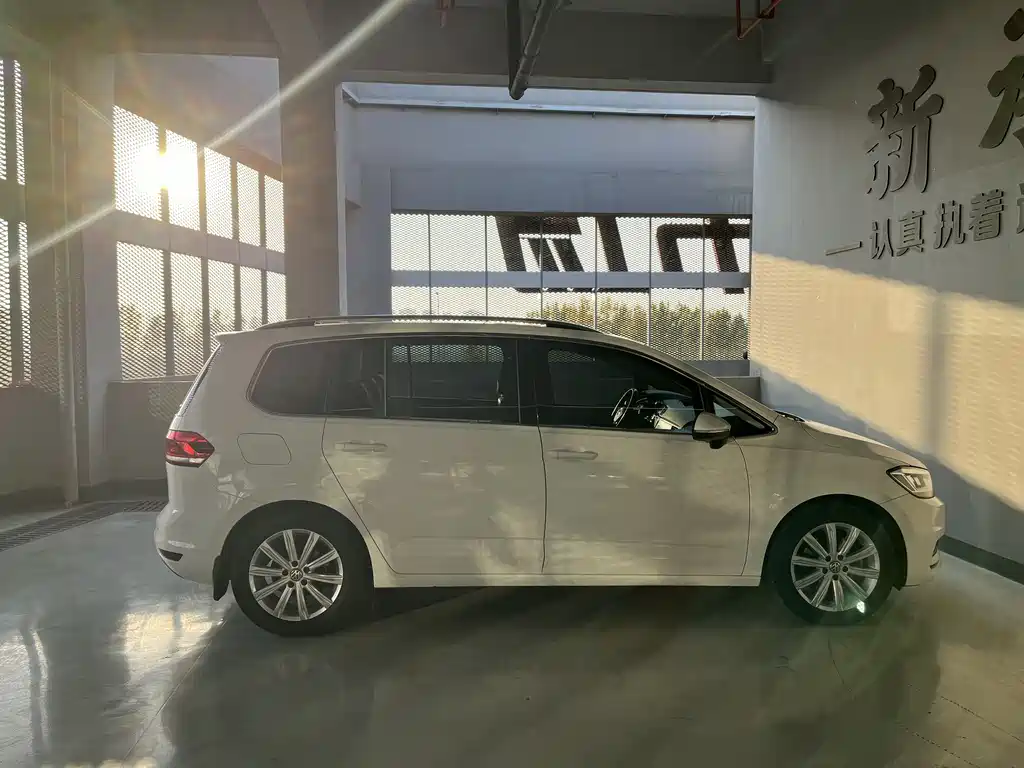 Volkswagen Touran 2018 — фото 12