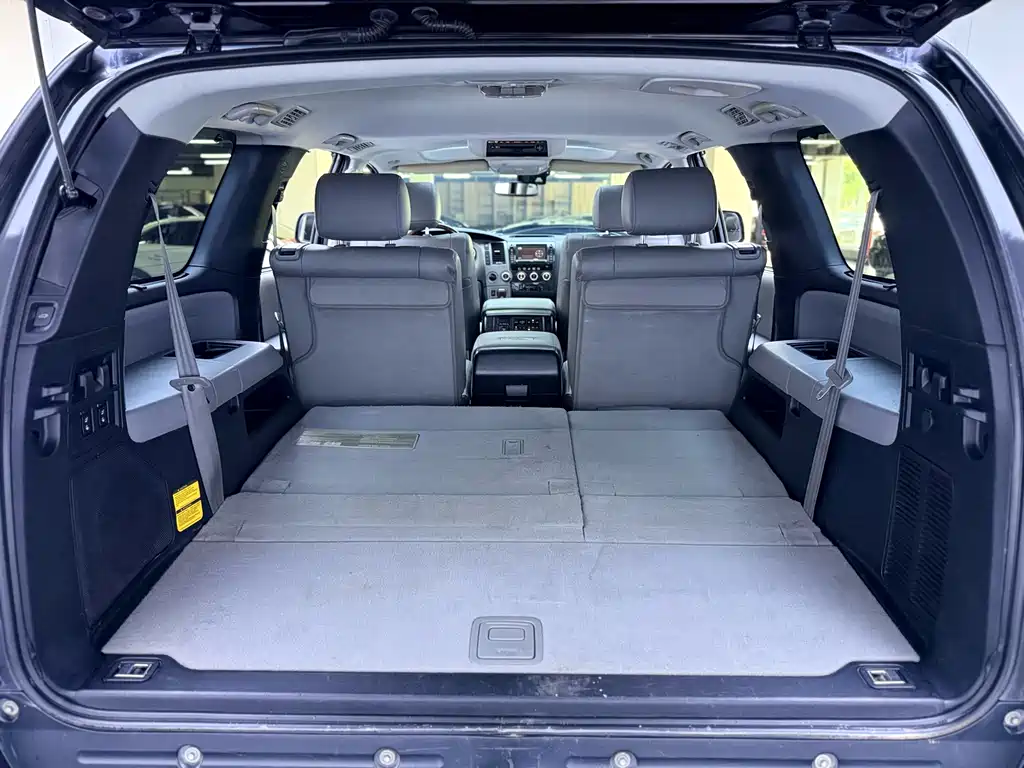 Toyota Sequoia 2011 — фото 18