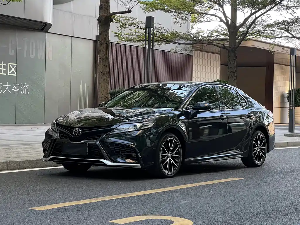Toyota Camry 2023 — фото 1